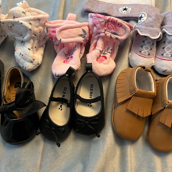 6pair baby girl size 1 crib shoes , hat converse, old navy various brands lot - Picture 3 of 6